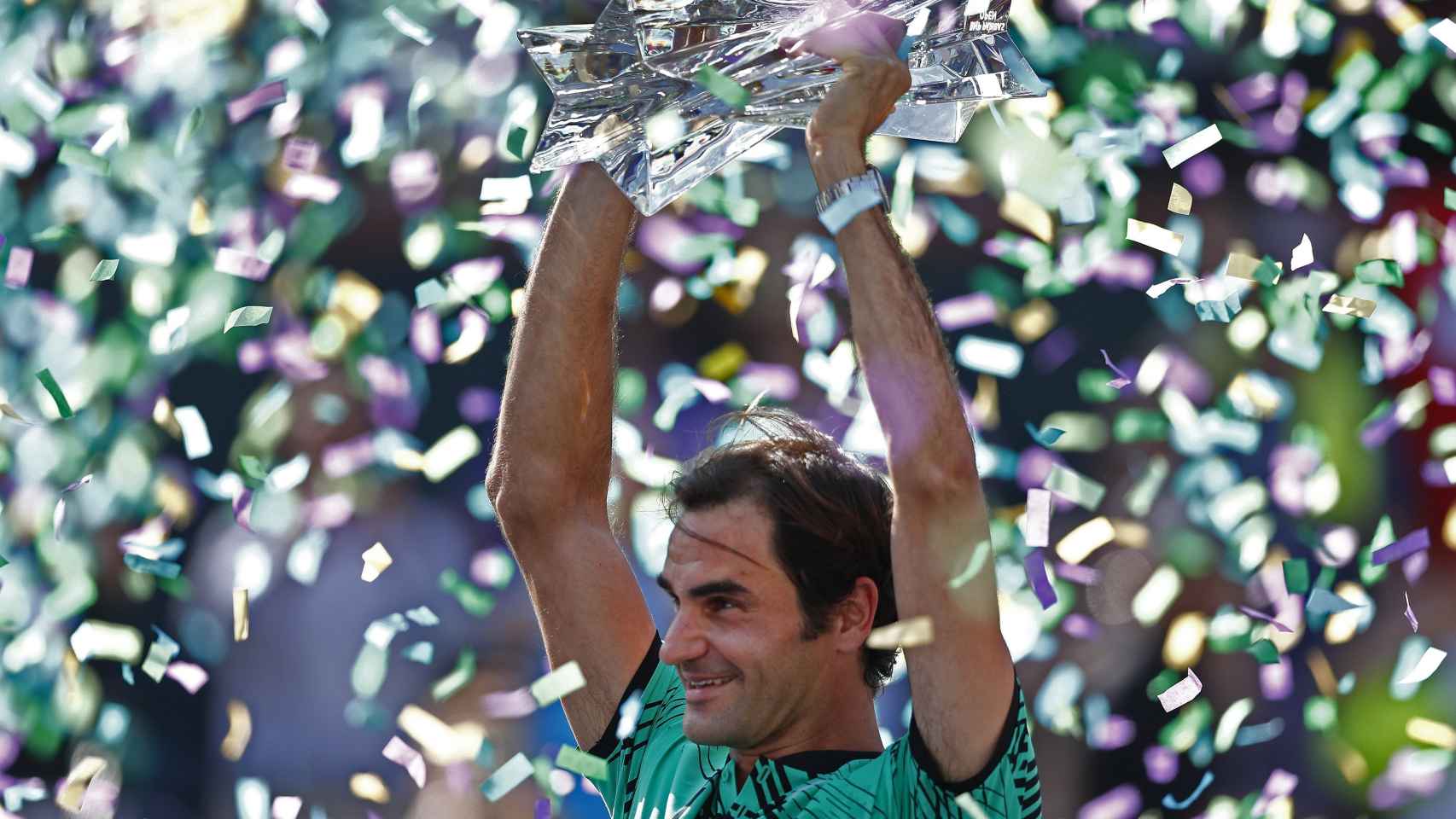 Federer, con el título de campeón de Indian Wells.