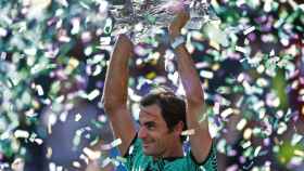 Federer, con el título de campeón de Indian Wells.