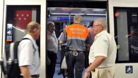 Un agente de seguridad vigila el Metro de Madrid.