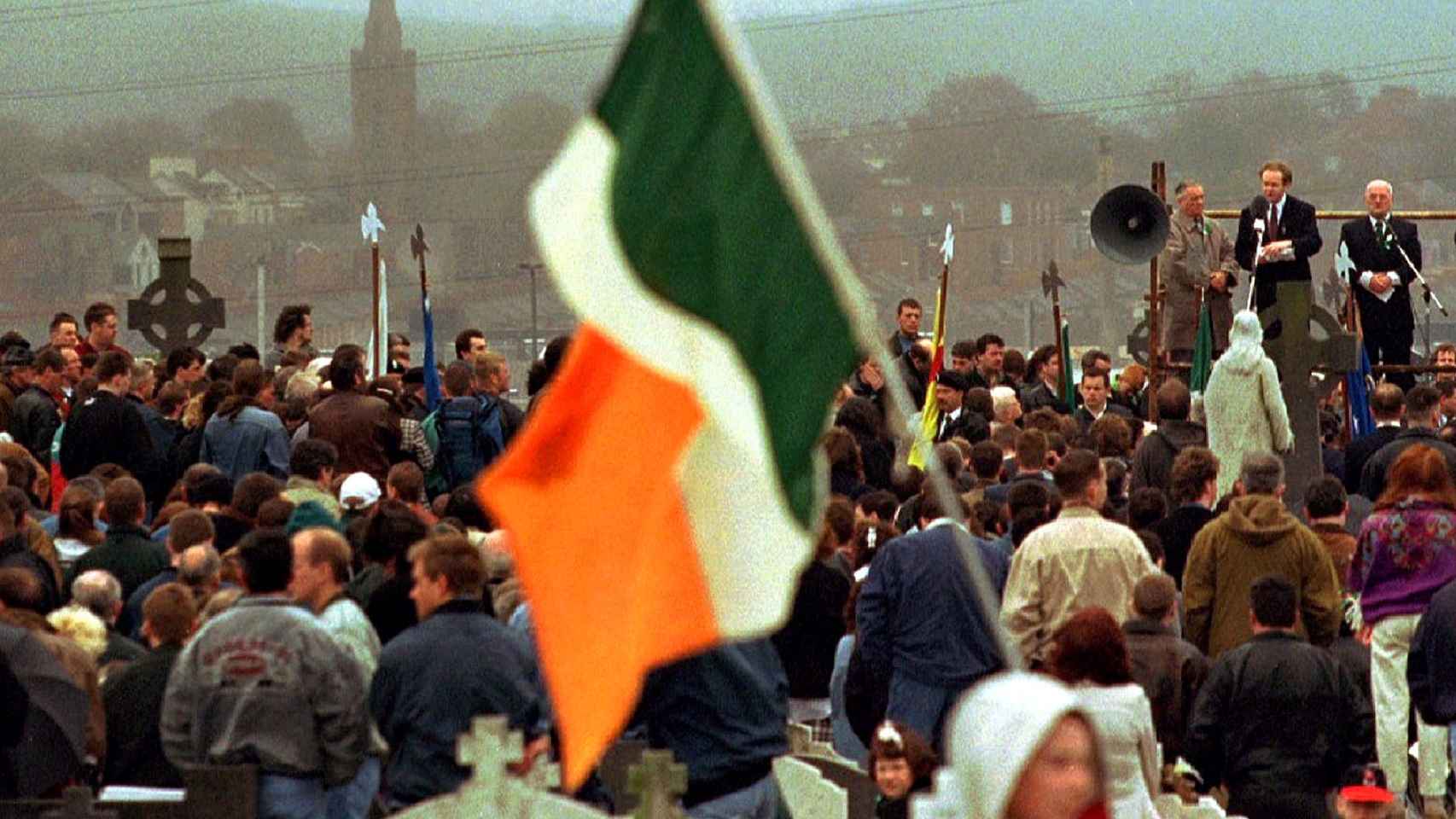 McGuinness se dirige a una multitud republicana en el cementerio Milltown de Belfast en 1995.