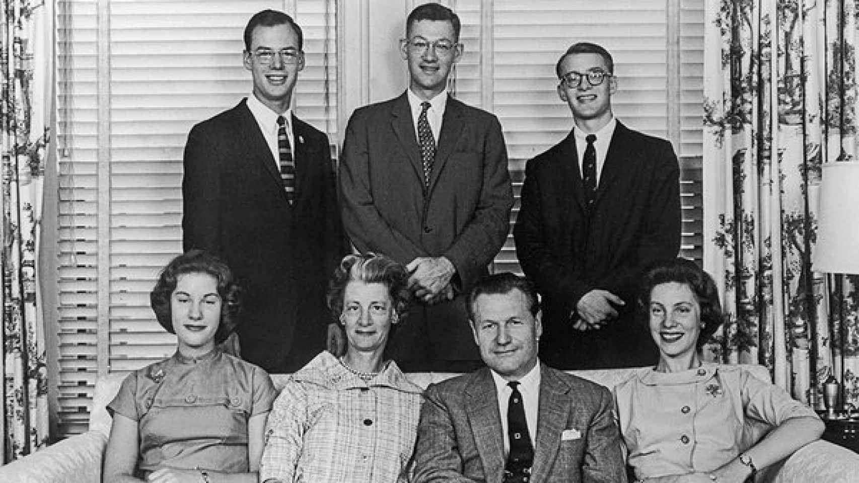 La familia Rockefeller en una imagen en la que posa sonriente el desaparecido Michael, de pie a la derecha.