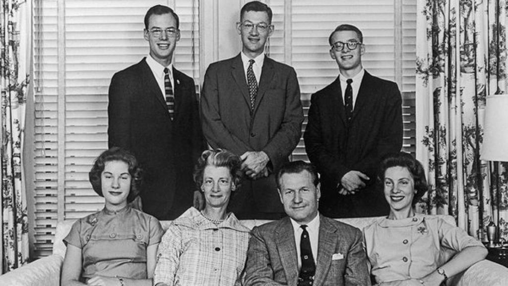 La familia Rockefeller en una imagen en la que posa sonriente el desaparecido Michael, de pie a la derecha.