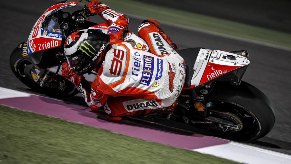 Jorge Lorenzo traza un viraje con su GP17, en el circuito qatarí de Losail.