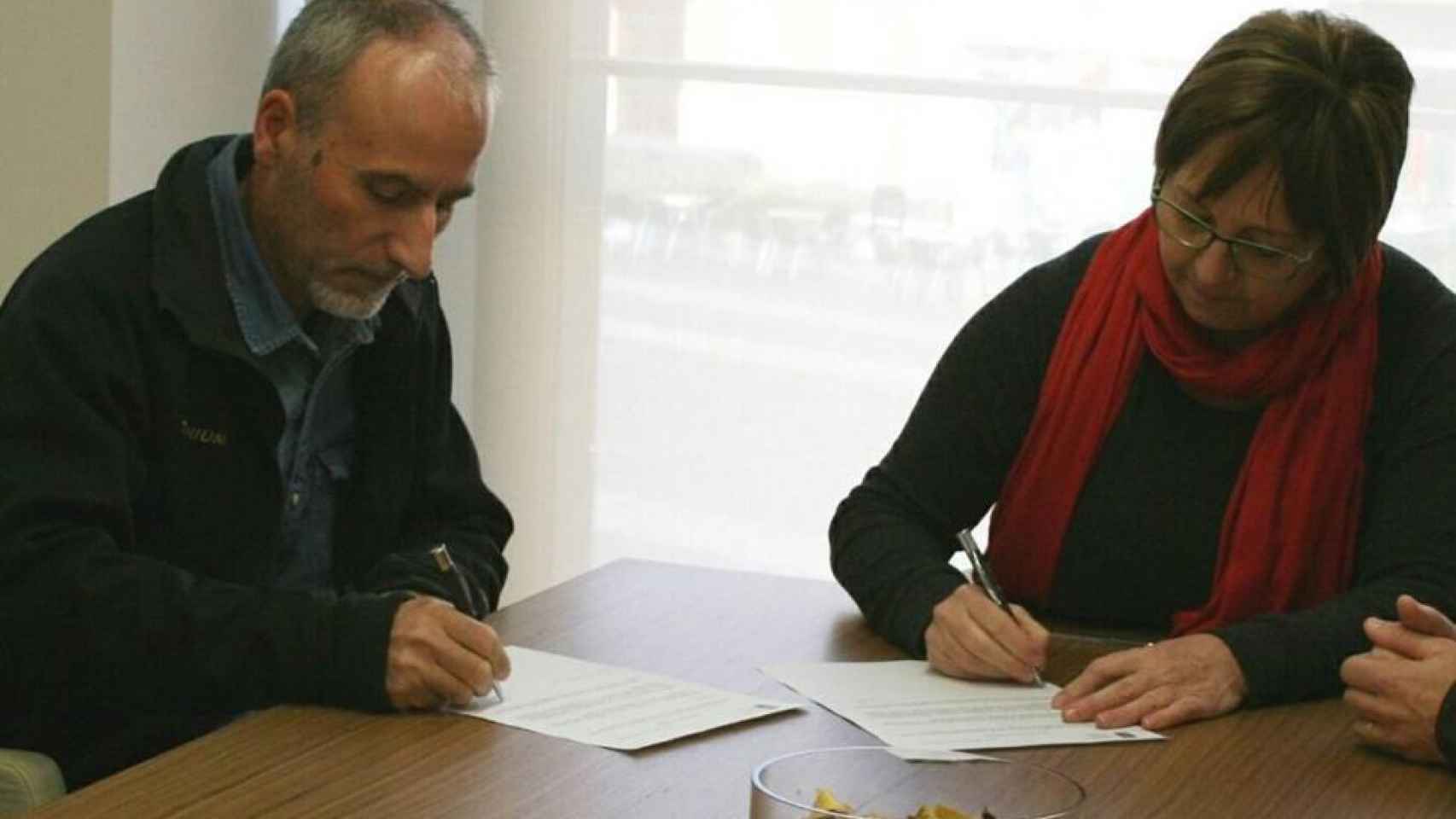 José Manuel Mas, firmando su contrato como enterrador de Almassora.