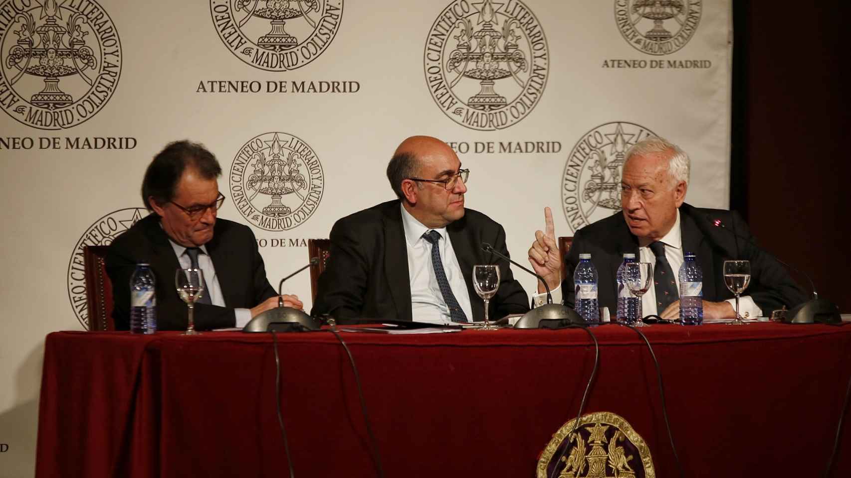 Margallo corrige a Mas durante la conferencia en el Ateneo