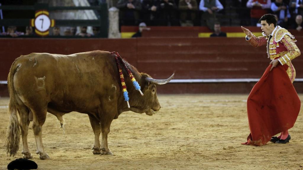 Instante en el que López Simón simula la suerte suprema e indulta a 'Pasmoso' / EFE