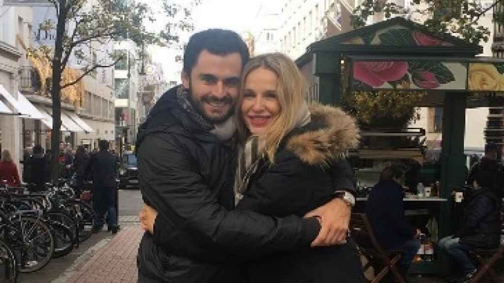 Emiliano Suárez (izda) con su pareja, la actriz Carola Baleztena (dcha).