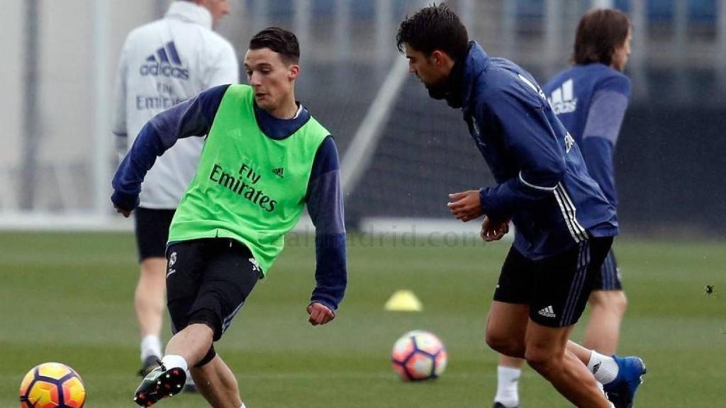 Enzo y Quezada entrenando con el primer equipo