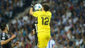 Casillas atrapa un balón en Champions // www.fcporto.pt/es