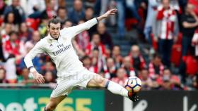 Gareth Bale con el esférico en San Mamés