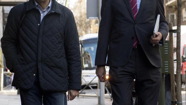 Rodolfo Ares y Óscar López, representantes de Patxi López, a su llegada a la sede del PSOE.