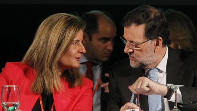 El presidente del Gobierno, Mariano Rajoy, conversa con la ministra de Empleo y Seguridad Social, Fátima Báñez.