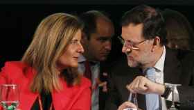 El presidente del Gobierno, Mariano Rajoy, conversa con la ministra de Empleo y Seguridad Social, Fátima Báñez.