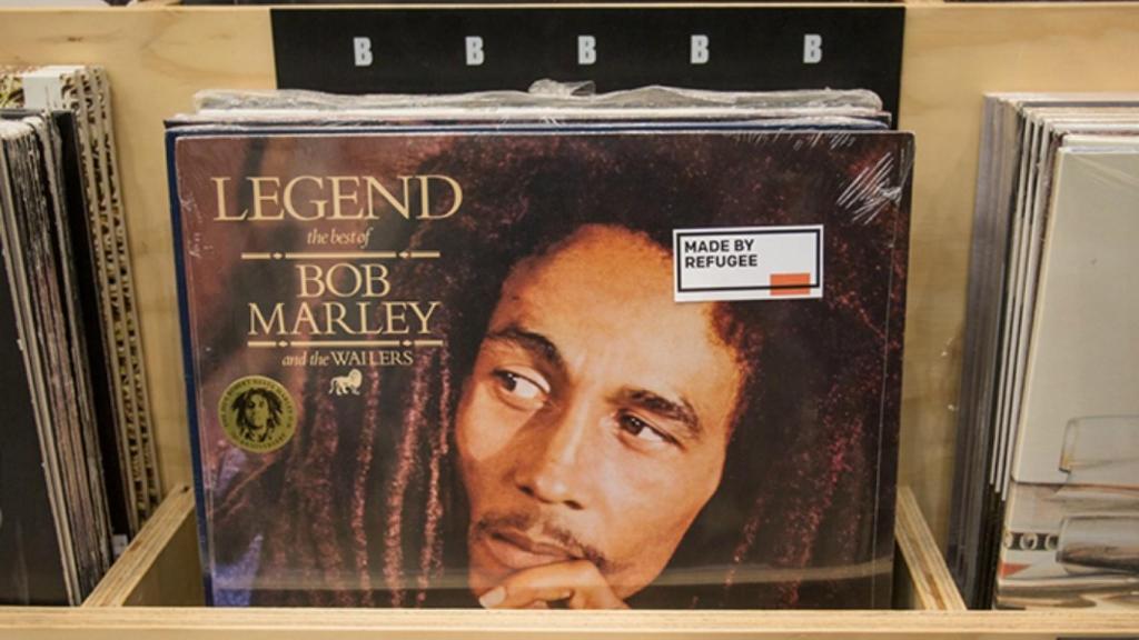 Un disco de Bob Marley con la pegatina de la campaña