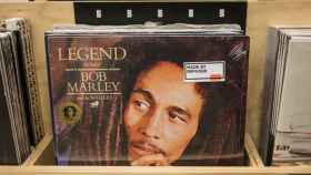 Un disco de Bob Marley con la pegatina de la campaña