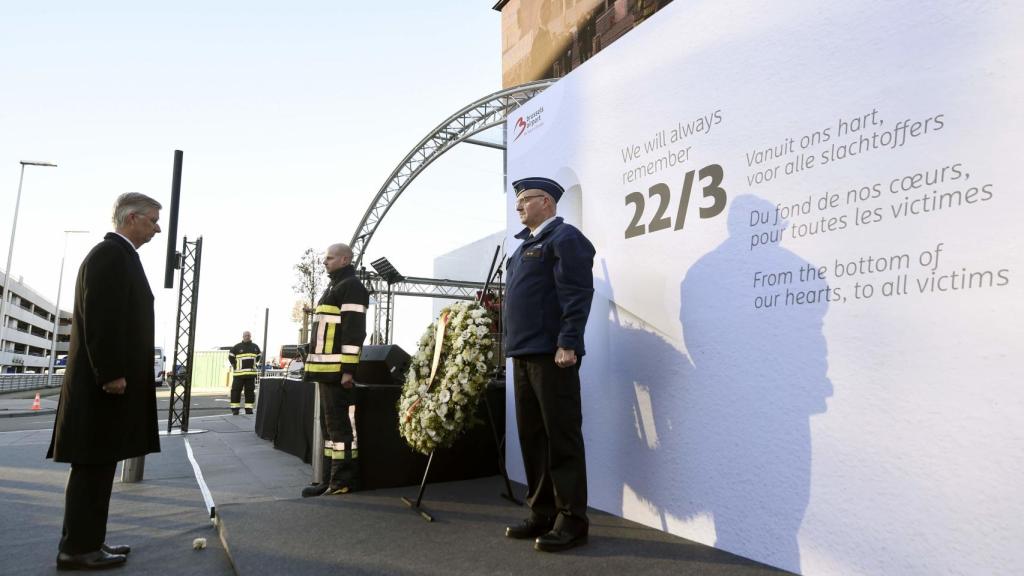 El rey Felipe deposita una ofrenda floral en el aeropuerto de Bruselas