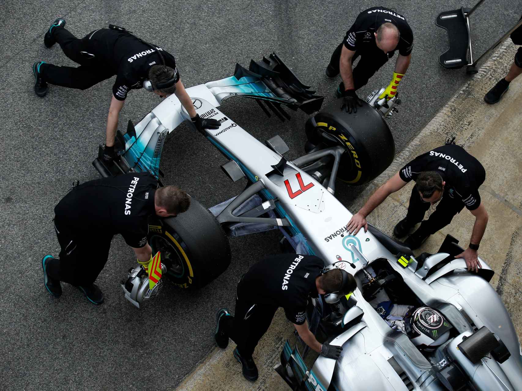 Primer plano del Mercedes de Bottas, con los grandes neumáticos Pirelli.