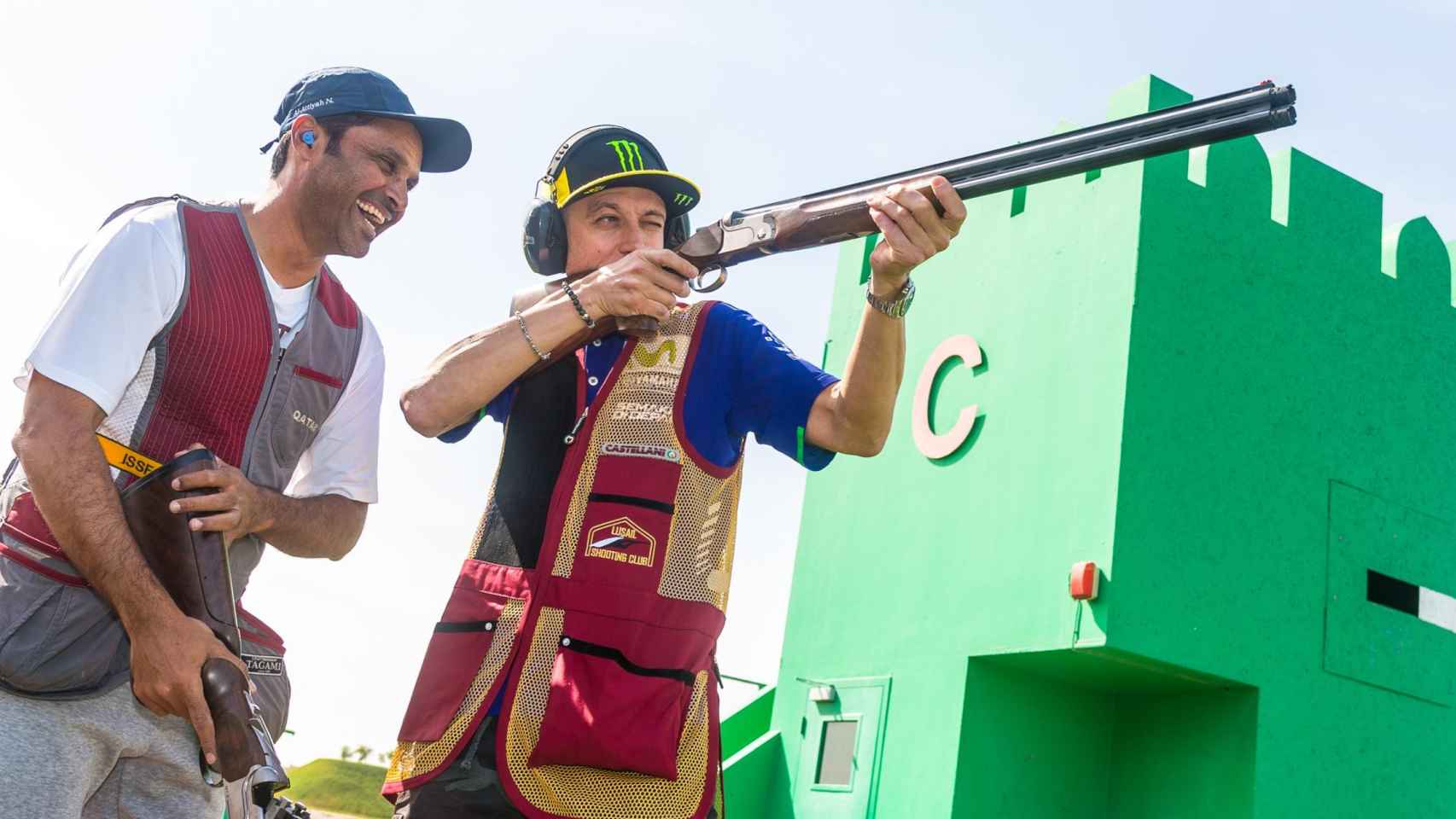 Rossi recibe instruciones de Al-Attiyah para tirar al plato, en el Losail Shooting Range.