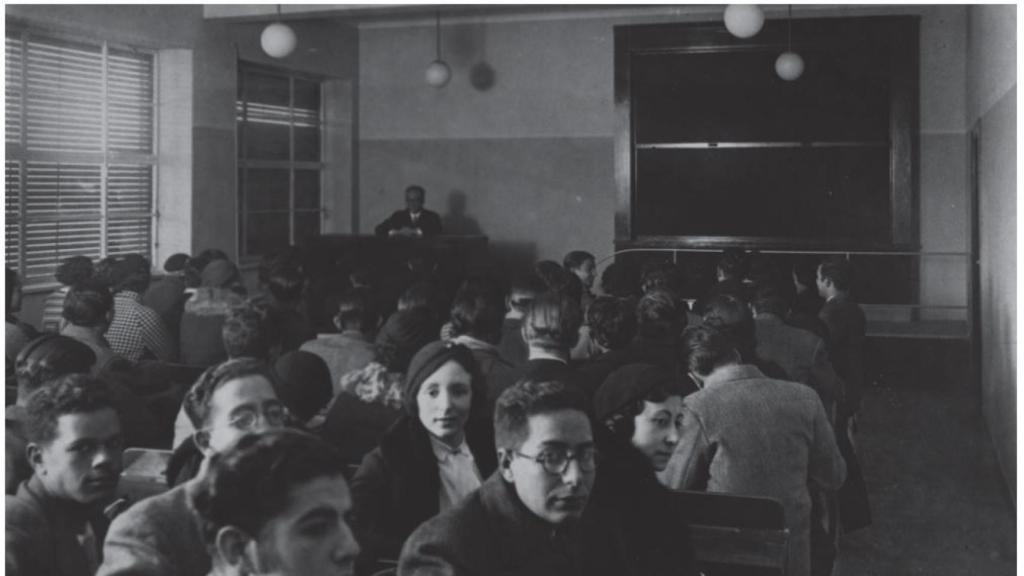 Manuel García Morente impartiendo clase en un aula de la nueva Facultad.