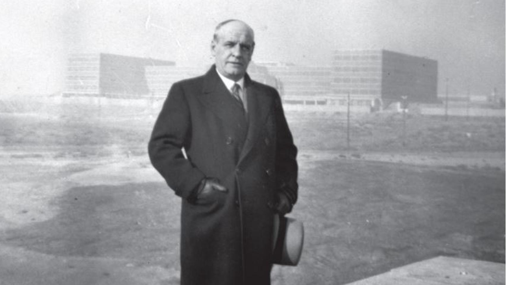 José Ortega y Gasset con la Facultad de Filosofía y Letras al fondo, en 1934.