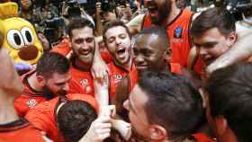 Los jugadores del Valencia Basket celebran el pase a la final.
