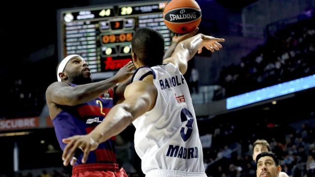 Anthony Randolph tapona un lanzamiento de Tyrese Rice.