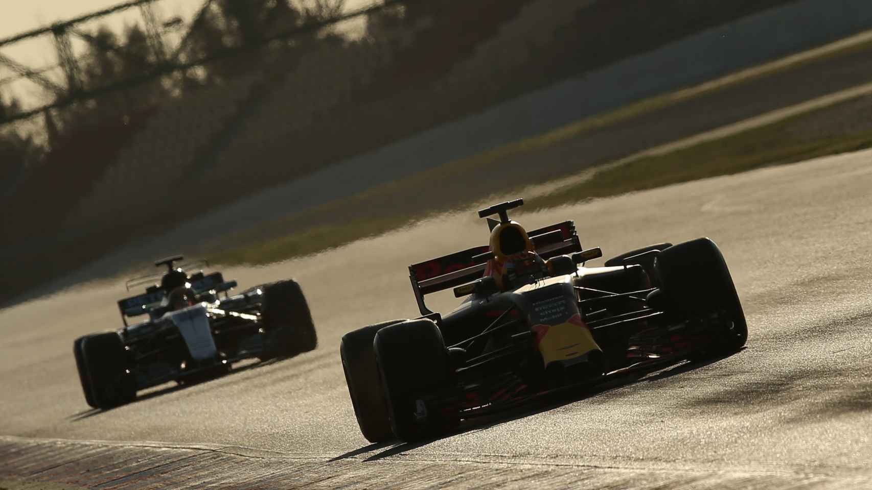 Verstappen y Hamilton durante los test en Montmeló.