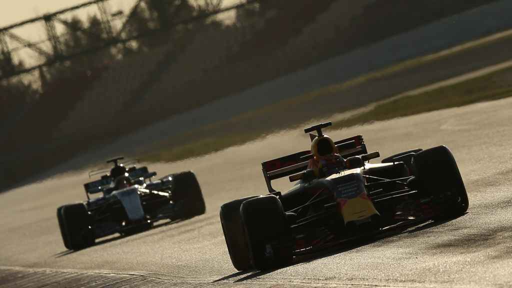 Verstappen y Hamilton durante los test en Montmeló.