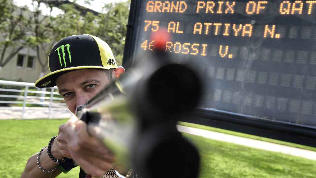 Valentino Rossi empuña una escopeta, en el Losail Shooting Range.