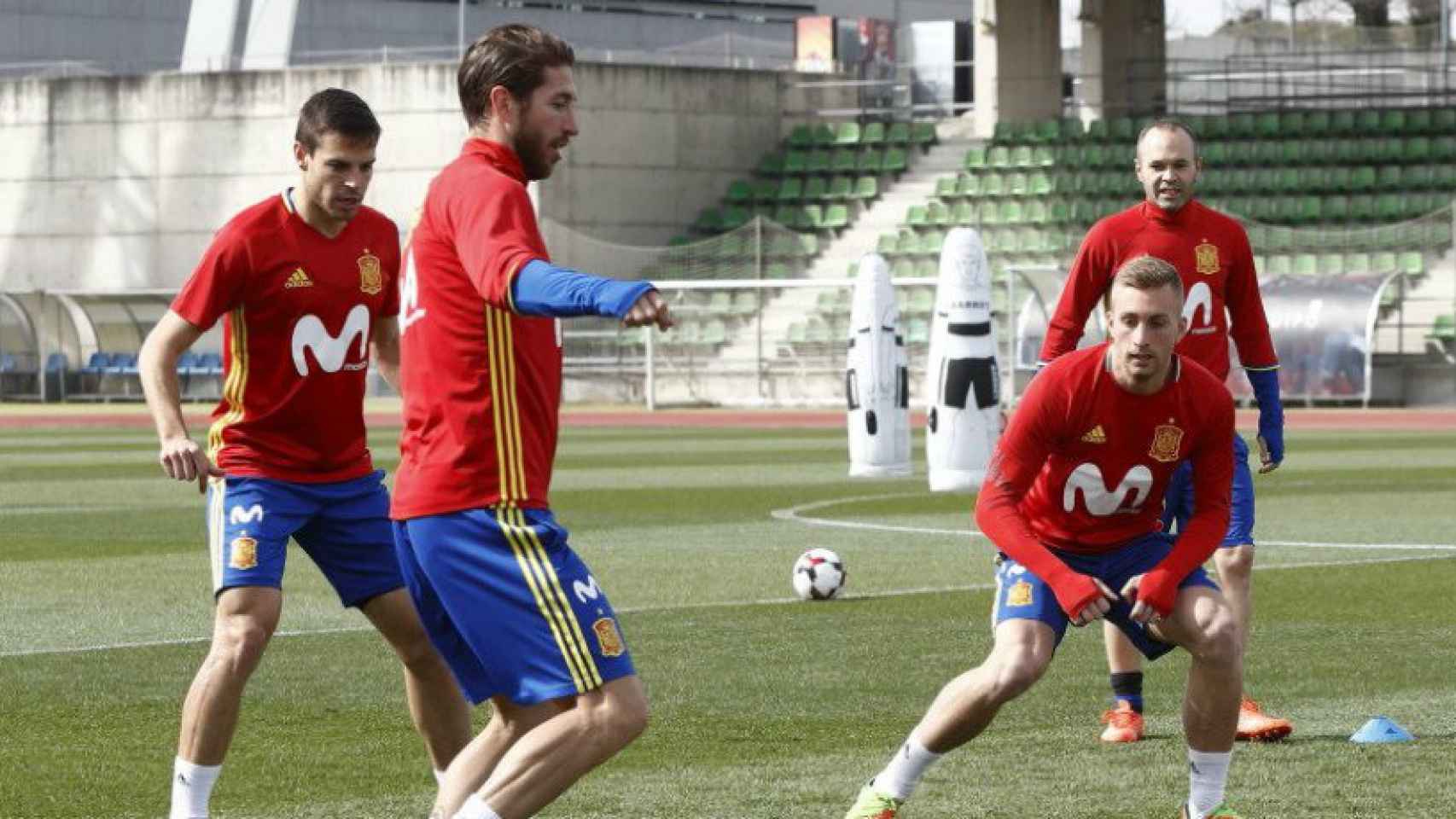 Ramos se entrena con algunos de sus compañeros de la Selección Foto Twitter (@rfef)