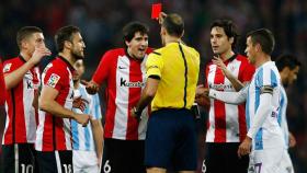 Mikel San José viendo la roja ante el Málaga. Foto: athletic-club.eus