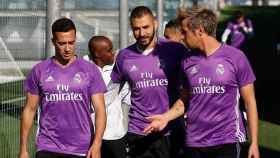 Lucas, Benzema y Coentrao charlando en el entrenamiento