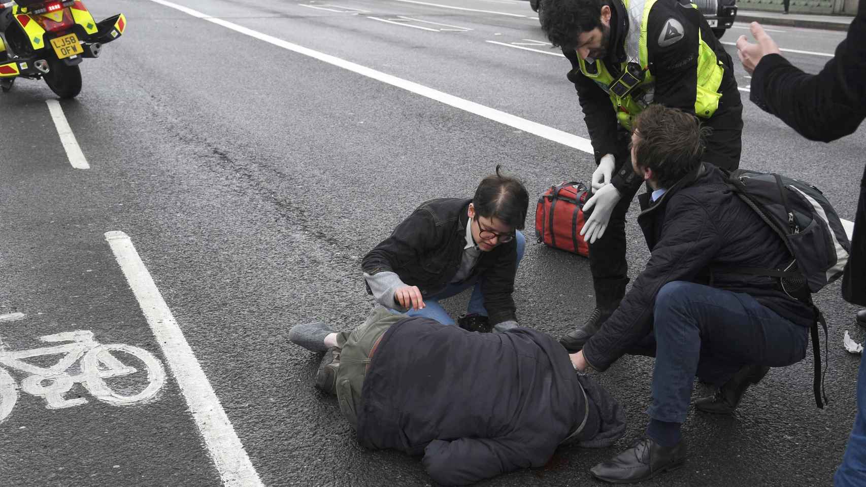 Viandantes atienden a uno de los heridos en el atentado de Londres