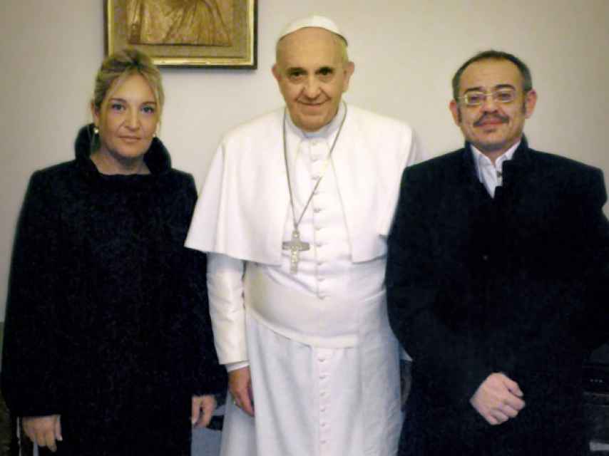 El autor de la carta con su novia, Macarena, y el papa Francisco.