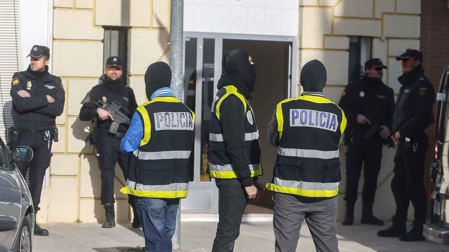 Policías durante una operación antiyihadista.
