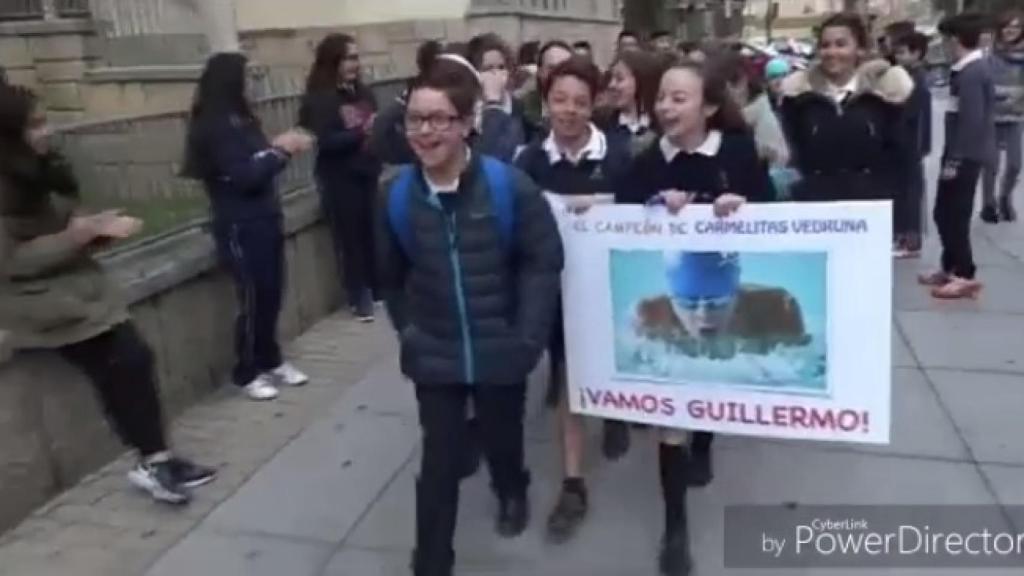 Guille, acompañado de sus amigos y compañeros a su llegada al colegio.