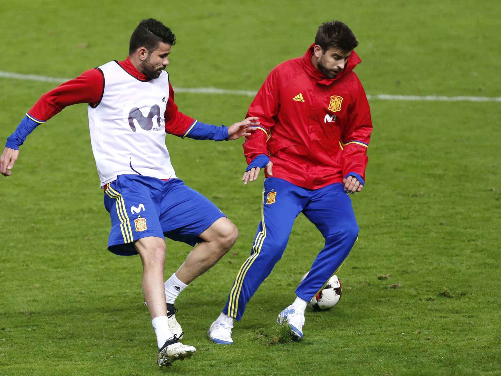 Diego costa intenta superar a Piqué durante el entrenamiento de la selección.