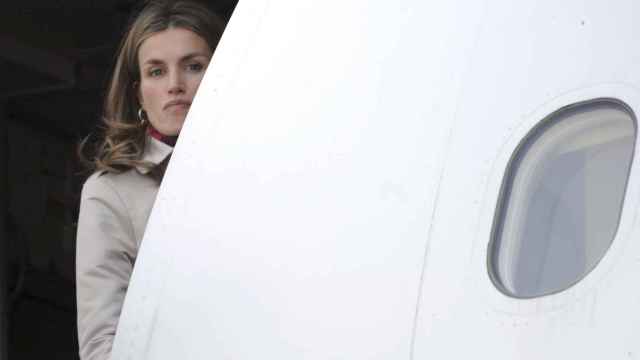 Varios pasajeros vieron a la reina acompañada de su hija subirse al avión.