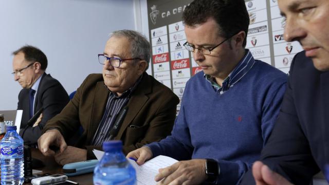 El presidente de Osasuna, Luis Sabalza (2i), acompañado por los directivos Angel Ardanaz (i), Alfonso Ramírez (2d).