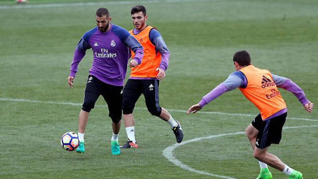 Benzema entrena con el grupo