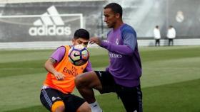 Danilo disputa un balón ante Sergio Díaz