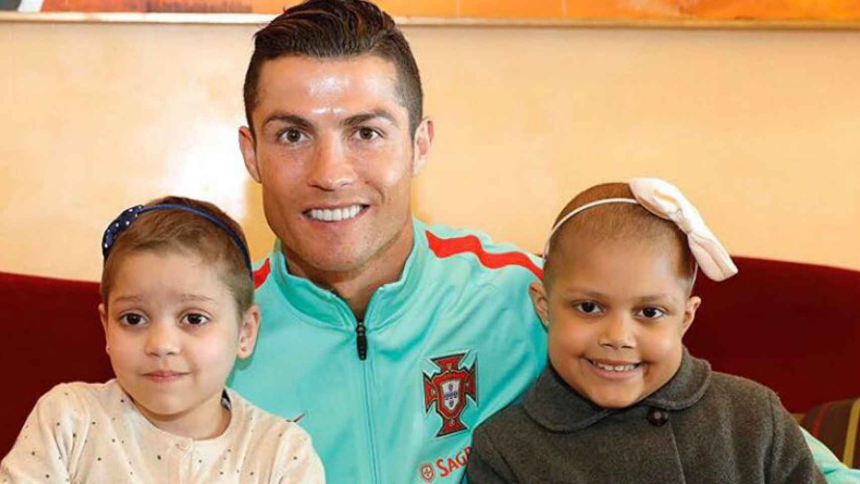 Cristiano Ronaldo con niñas con enfermedades crónicas. Foto (@cristiano)