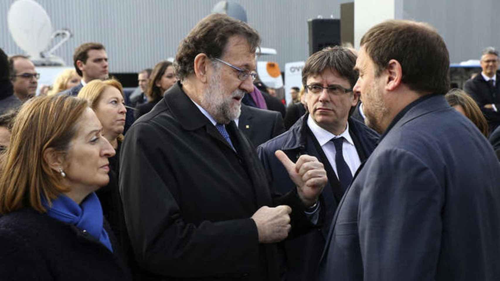 Mariano Rajoy con Oriol Junqueras de frente y Carles Puigdemont al lado.