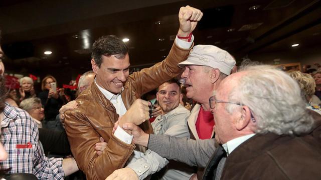 El exsecretario general del PSOE y aspirante a la reelección, Pedro Sánchez, arropado por simpatizantes