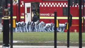 Agentes de la Policía británica rastrean la zona del atentado en Westminster.