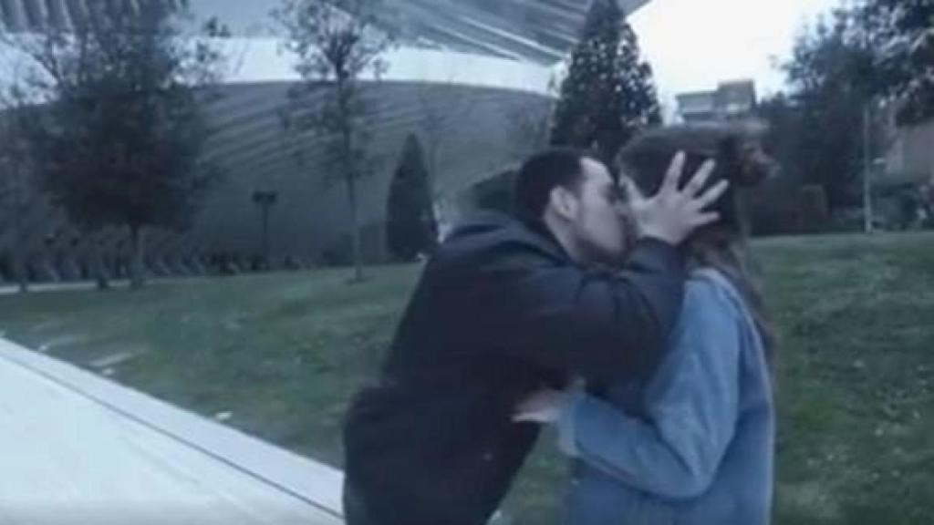 El 'youtuber' Wilson Alfonso agarra a una chica y la besa sin su consentimiento.