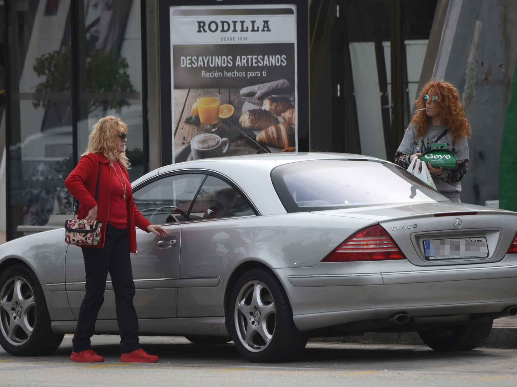 Bárbara Rey se dispone a montar en su coche, junto a su hija Sofía.