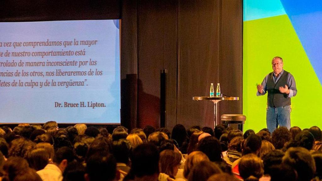 Corbera durante una de sus conferencias