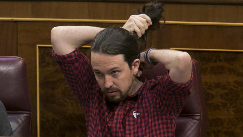 Pablo Iglesias peinándose la coleta.