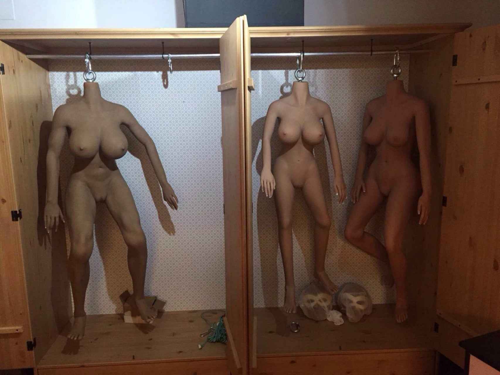 En el armario de Sergi Santos hay 3 muñecas sin cabeza, a la espera de su cerebro